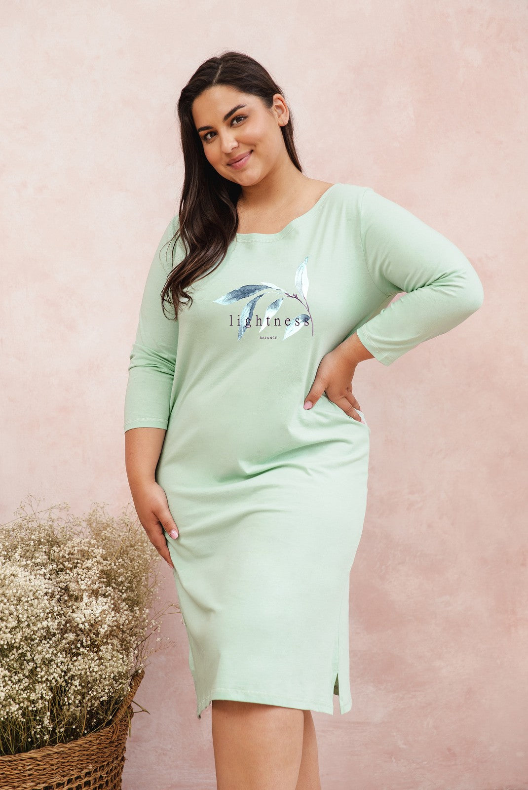 Camicia da donna realizzata in cotone di alta qualità. Stampa lucida floreale, scollo semicircolare, maniche a 3/4. Composizione: 100% cotone