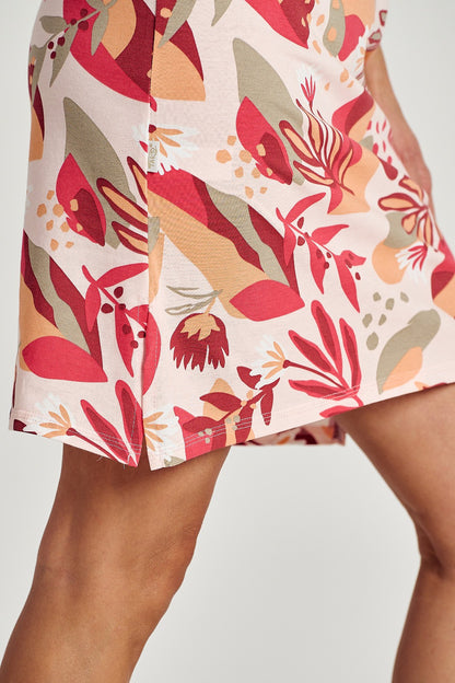 Camicia da donna in puro cotone con stampa floreale colorata. Maniche corte, scollo semicircolare, lunghezza al ginocchio con spacchi sul fondo.  Composizione: 100% cotone