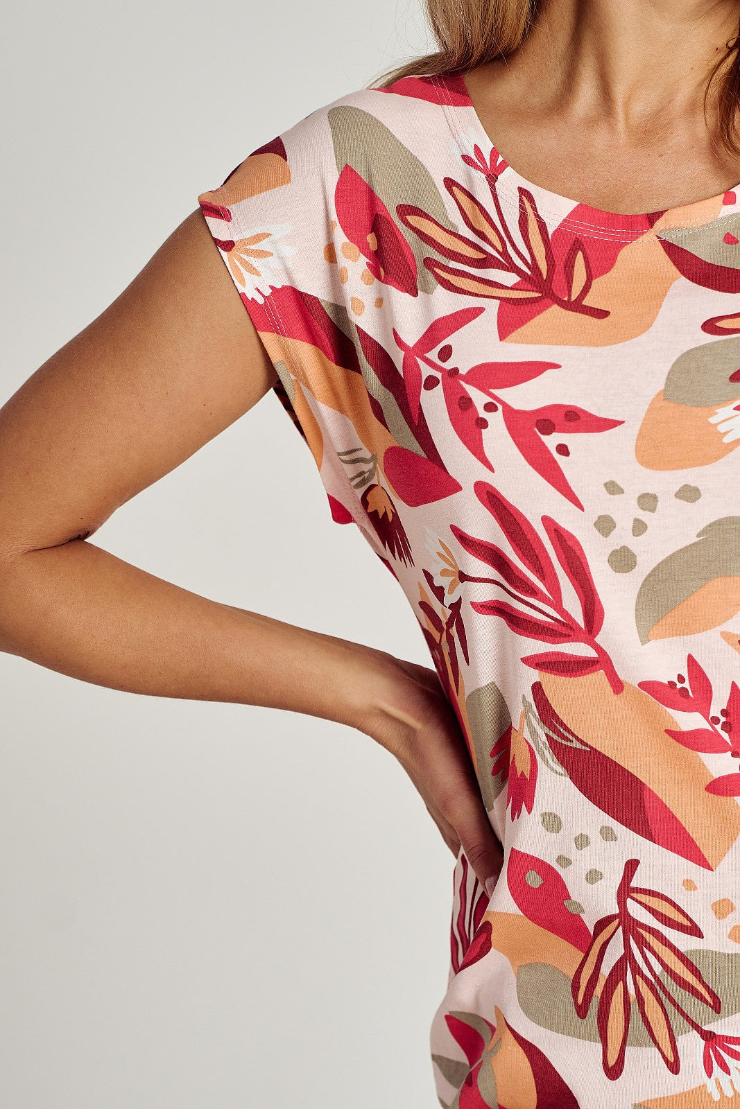 Camicia da donna in puro cotone con stampa floreale colorata. Maniche corte, scollo semicircolare, lunghezza al ginocchio con spacchi sul fondo.  Composizione: 100% cotone