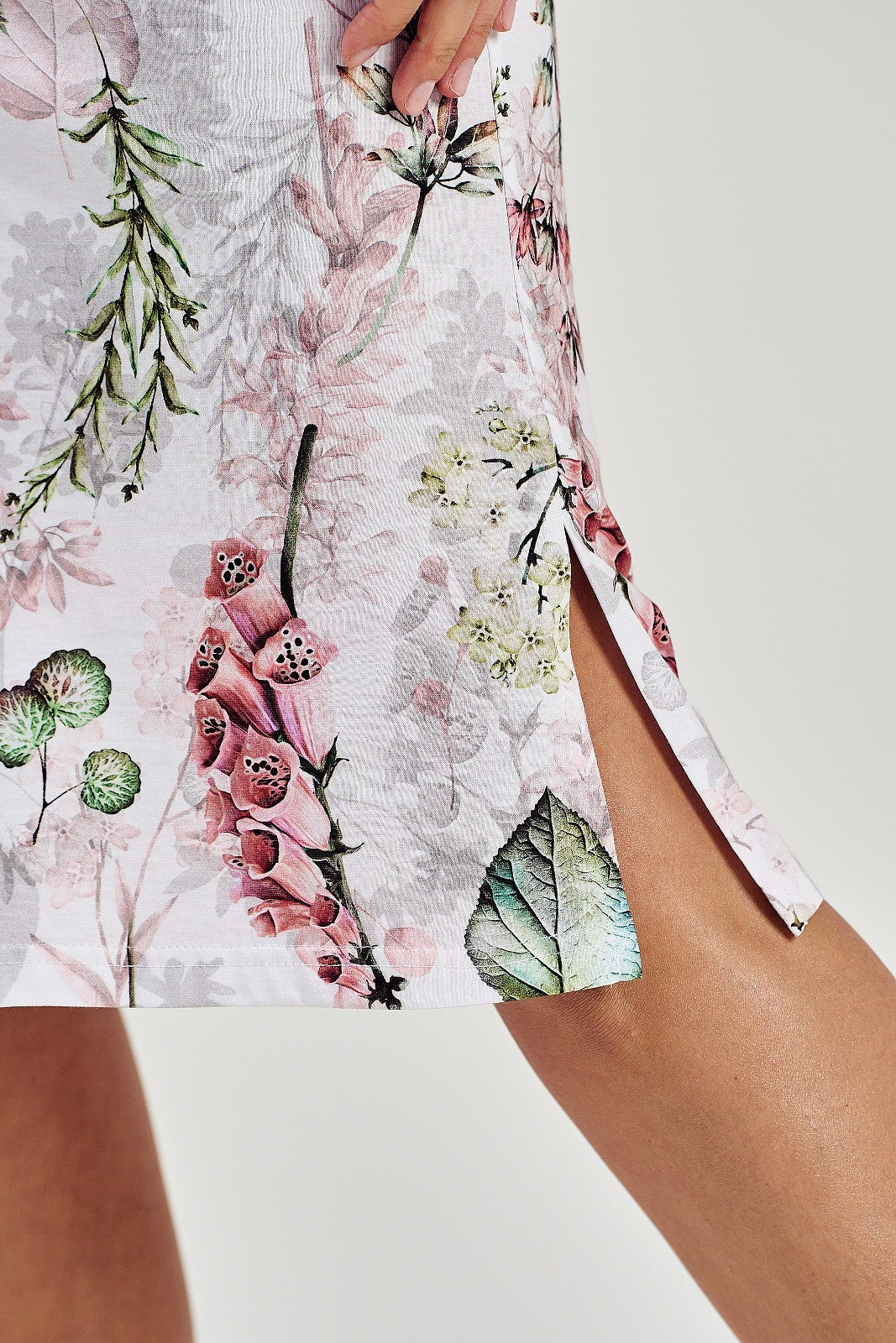 Camicia da donna in cotone con stampa floreale colorata. Scollo semicircolare, maniche corte. Lunghezza al ginocchio con spacchi sul fondo.  Composizione: 100% cotone