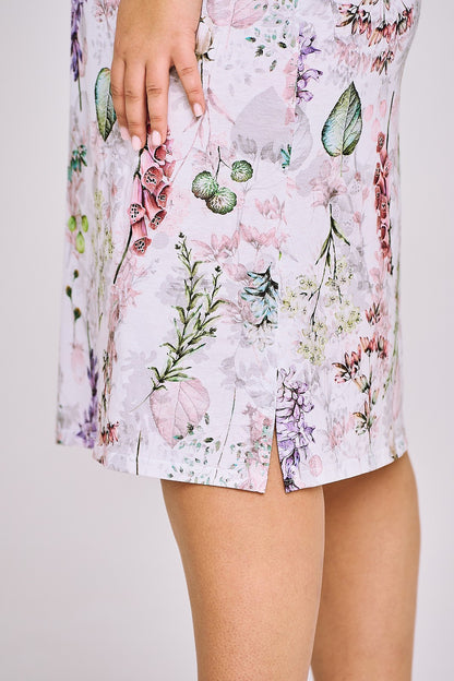 Camicia da donna in cotone con stampa floreale colorata. Scollo semicircolare, maniche corte. Lunghezza al ginocchio con spacchi sul fondo.  Composizione: 100% cotone.