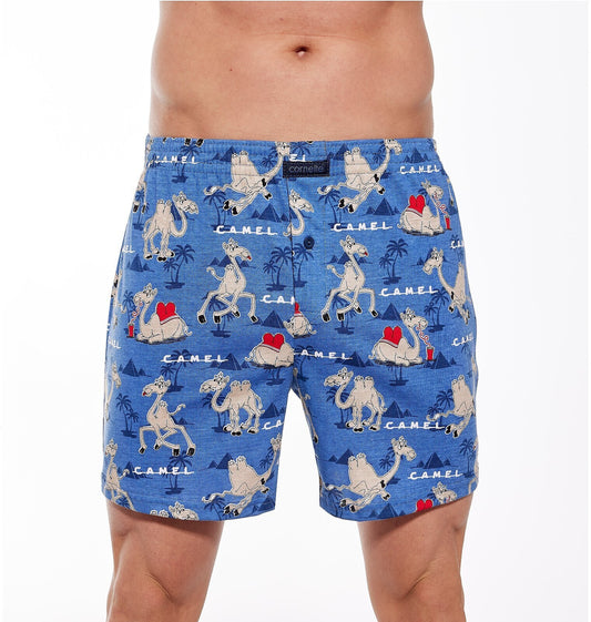 Boxer morbidi da uomo in puro cotone. Realizzati in cotone di alta qualità con una stampa vivace a tema cammelli. Taglio ampio per il massimo comfort. Spacco anteriore con chiusura con bottoni. Perfetti anche come regalo.