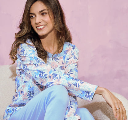 Pigiama donna in cotone interlock con maglia a fiori e pantaloni lunghi a tinta unita, con polsini elasticizzati alle caviglie.