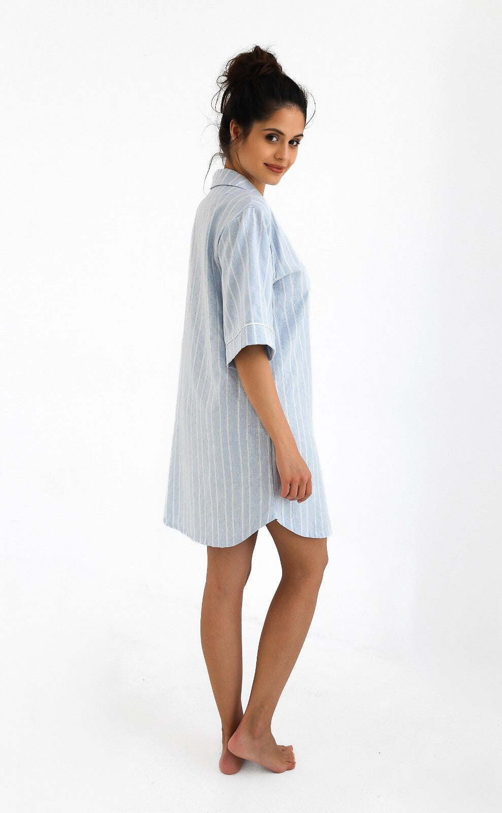 Camicia da Donna in Viscosa con Colletto e Maniche Corte. Questa camicia è progettata per offrire uno stile sofisticato e un comfort duraturo, perfetta per ogni occasione.