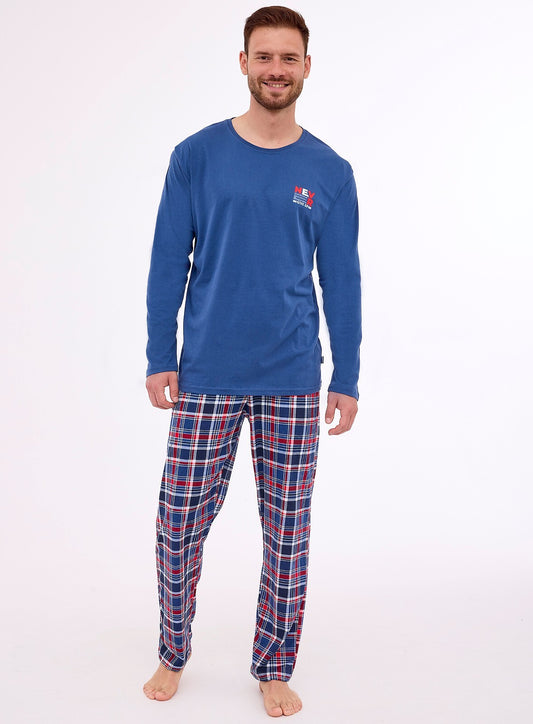 Pigiama Uomo in Cotone con Maglia a Maniche Lunghe e Pantaloni a Quadri
Questo pigiama da uomo offre stile e comfort. La maglia a maniche lunghe di colore uniforme presenta un delicato piccolo logo stampato sul petto e un comodo scollo rotondo. I pantaloni lunghi a quadri, dotati di elastico in vita, assicurano una vestibilità perfetta. Realizzato interamente in cotone, è ideale per le fresche serate invernali.