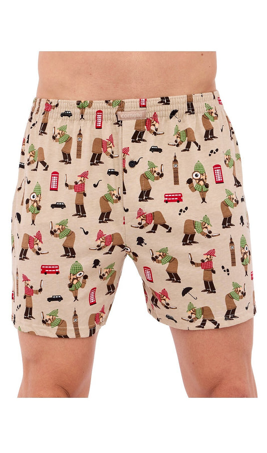 Boxer morbidi da uomo in puro cotone. Realizzati in cotone di alta qualità con una stampa vivace a tema Sherlock Holmes. Taglio ampio per il massimo comfort. Spacco anteriore con chiusura con bottoni. Perfetti anche come regalo.