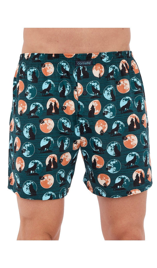 Boxer morbidi da uomo in puro cotone. Realizzati in cotone di alta qualità con una stampa vivace a tema lupi e luna. Taglio ampio per il massimo comfort. Spacco anteriore con chiusura con bottoni. Perfetti anche come regalo.