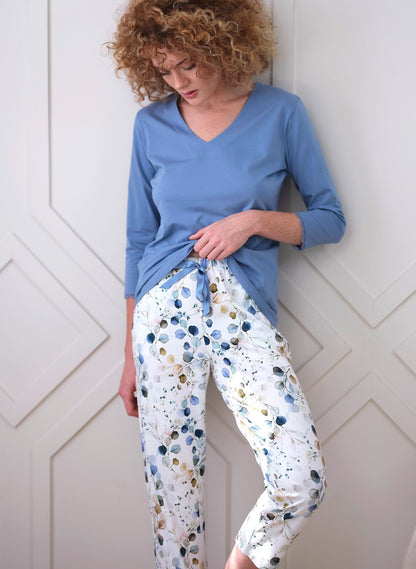 Scopri il nostro pigiama da donna realizzato con materiali di alta qualità, progettato per offrire il massimo comfort e uno stile raffinato. Questo completo combina una maglietta semplice e versatile con pantaloni decorati da un elegante motivo floreale, perfetto per le tue notti e i momenti di relax.