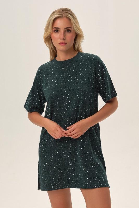 Questa camicia da notte da donna in 100% cotone è ideale per un comfort e uno stile rilassato. Con maniche corte e una vivace stampa di stelle, aggiunge un tocco di fantasia al tuo abbigliamento da notte. La lunghezza sopra il ginocchio e gli spacchi laterali assicurano una vestibilità comoda e una maggiore libertà di movimento.