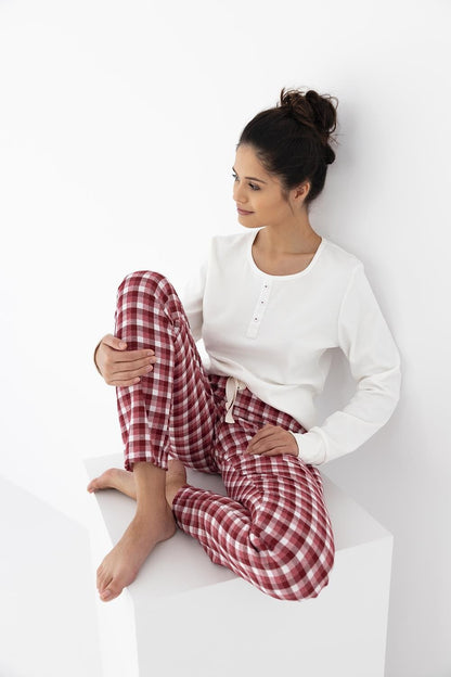 Scopri il pigiama donna in cotone Interlock con pantaloni in flanella a quadri, perfetto per notti confortevoli e calde. Maglia a maniche lunghe con bottoni decorativi e pantaloni con cintura elastica regolabile.&nbsp;