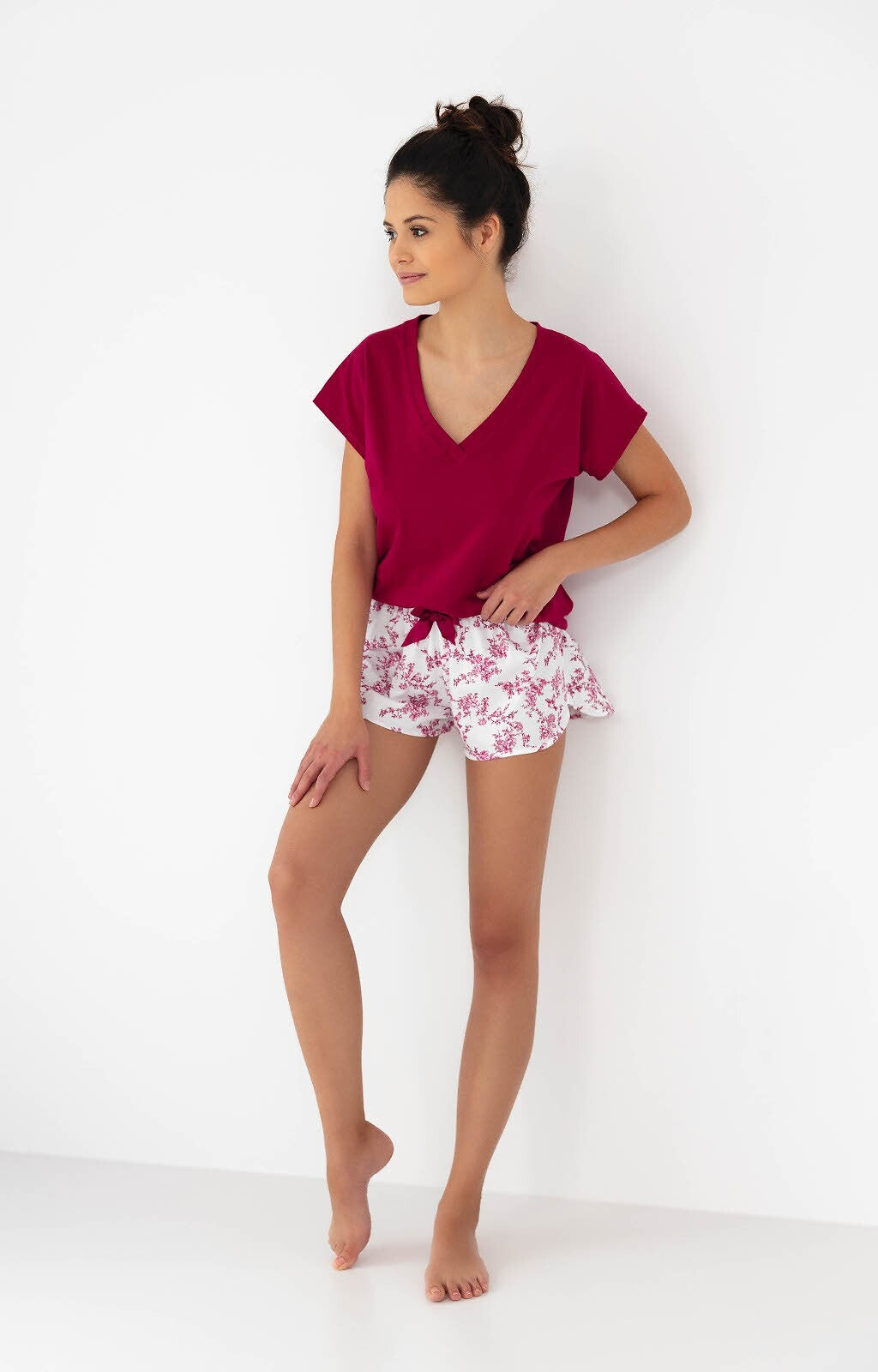 Scopri il comfort del pigiama donna in cotone di alta qualità CHERRY. La maglia a maniche corte con scollo a V è abbinata a pantaloncini corti dal design vivace. La vita regolabile con elastico e coccarda in raso garantisce una vestibilità perfetta. Realizzato interamente in cotone, questo pigiama offre una traspirabilità eccezionale.