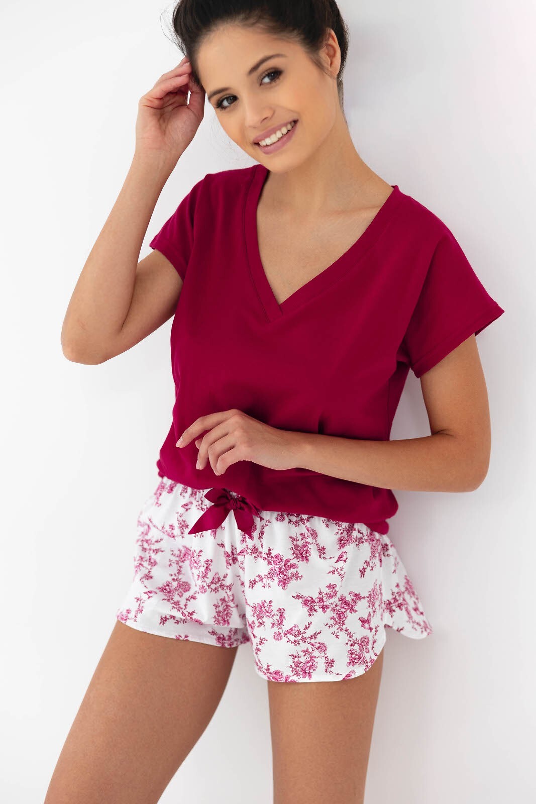 Scopri il comfort del pigiama donna in cotone di alta qualità CHERRY. La maglia a maniche corte con scollo a V è abbinata a pantaloncini corti dal design vivace. La vita regolabile con elastico e coccarda in raso garantisce una vestibilità perfetta. Realizzato interamente in cotone, questo pigiama offre una traspirabilità eccezionale.