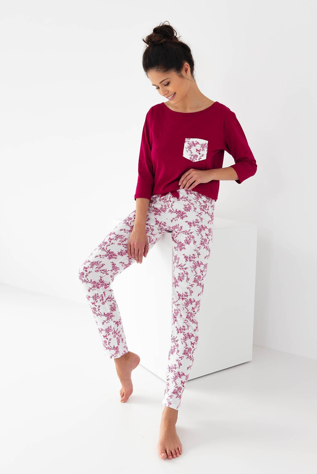 Riscopri il comfort con questo pigiama donna in cotone di alta qualità, completo di maglia con maniche 3/4 e pantaloni lunghi con elegante stampa floreale. Perfetto per chi desidera un look raffinato anche a casa, con dettagli come la taschina sul petto e la coccarda in raso in vita.&nbsp;