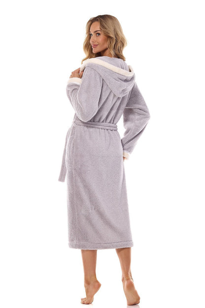 Vestaglia da camera lunga da donna realizzata in morbida maglia super soft. Perfetta per rilassarsi dopo una lunga giornata o per iniziare la mattina con stile, questa vestaglia unisce funzionalità e raffinatezza.