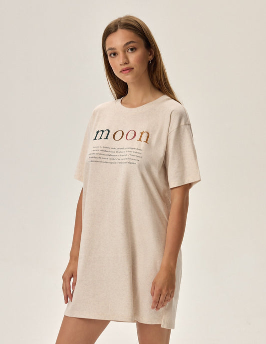 Questa camicia da notte da donna, realizzata in morbido cotone, è perfetta per un comfort rilassato. Il design a maniche corte e la vestibilità ampia assicurano libertà di movimento e freschezza. Sul davanti, all'altezza del petto, sono presenti delle scritte decorative che aggiungono un tocco di stile. La lunghezza sopra il ginocchio la rende ideale per le notti più calde.