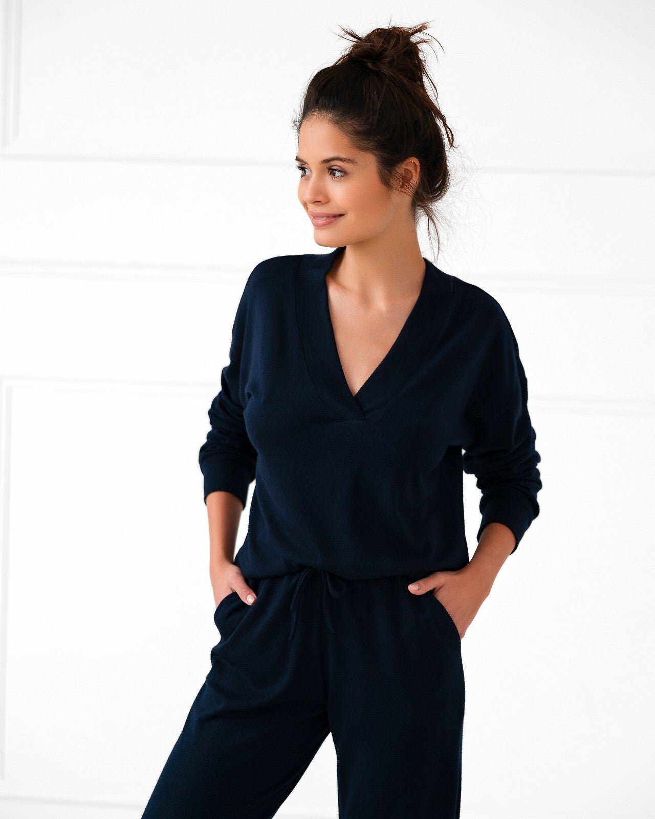 Completo da donna homewear in viscosa con maglia a maniche lunghe e pantaloni lunghi con tasche.