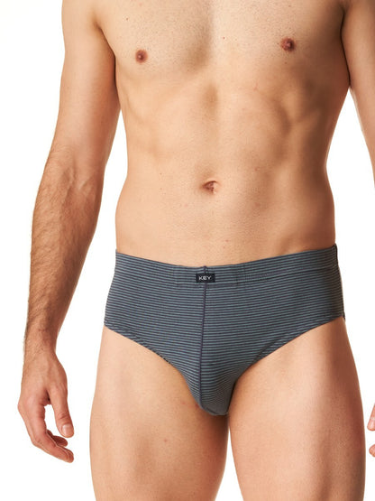 Gli slip da uomo in morbido cotone a righe combinano comfort e stile. Con una fascia elastica in vita e una vestibilità aderente, questi slip offrono il massimo del supporto e della comodità. La confezione contiene due paia, perfetti per chi cerca biancheria intima versatile e di qualità.