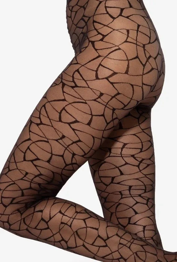 Questi collant da 20 den sono realizzati in filato elastan intrecciato, con una finitura opaca che li rende eleganti e raffinati. Presentano un delicato motivo e leggeri rinforzi sulle dita per maggiore resistenza, senza parte slip segnata, per una vestibilità uniforme.