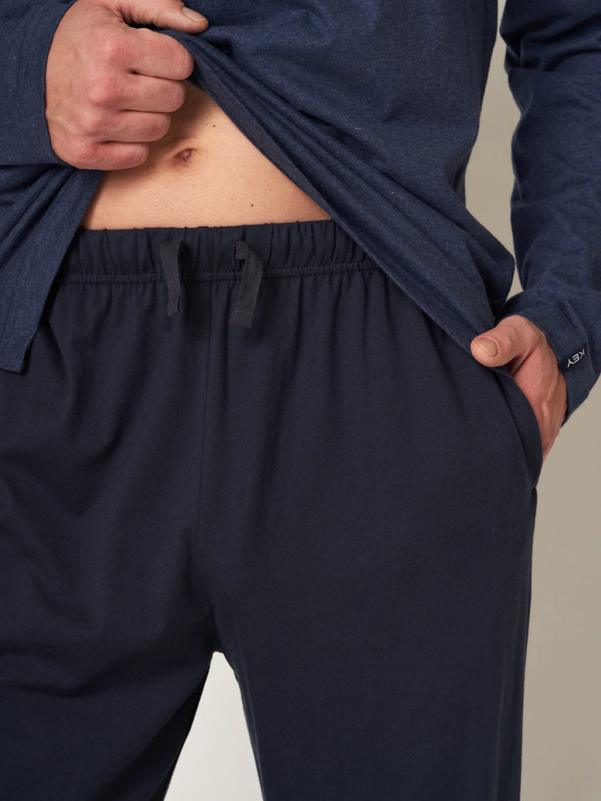 Pigiama da uomo in cotone con maglia a maniche lunghe e pantaloni lisci con tasche