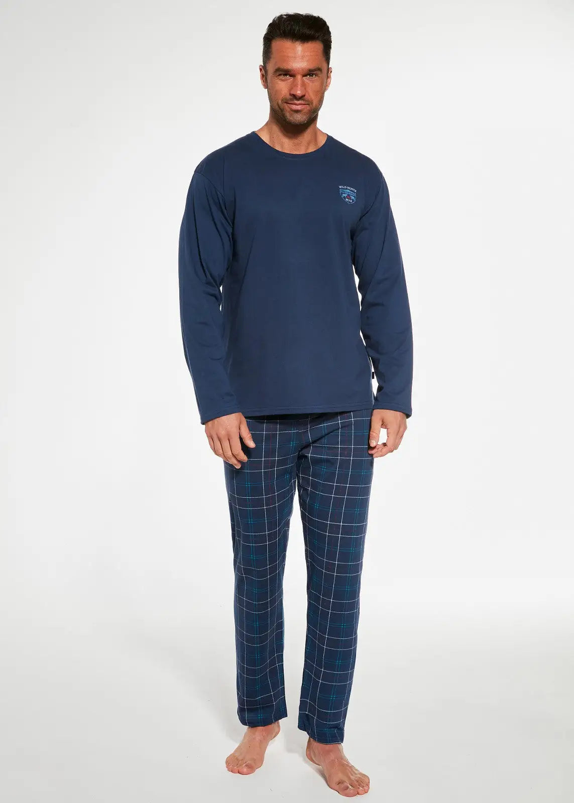 Pigiama Uomo in Cotone con Maglia a Maniche Lunghe e Pantaloni a Quadri
Questo pigiama da uomo, realizzato in 100% cotone di alta qualità, offre comfort e stile. La maglia a maniche lunghe ha un pratico scollo rotondo, mentre i pantaloni lunghi a quadri garantiscono una vestibilità comoda grazie all'elastico in vita.