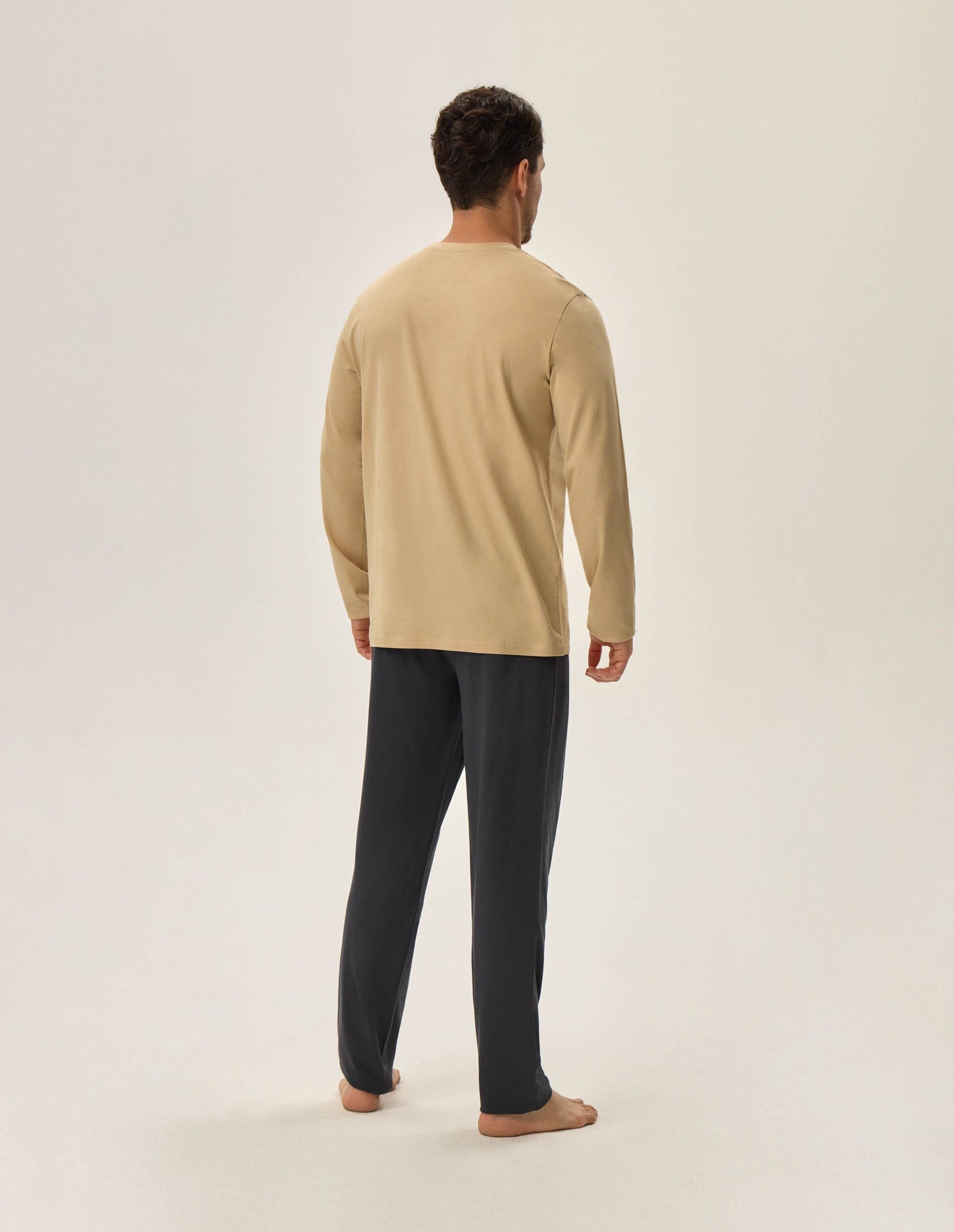 pigiama da uomo a maniche lunghe, realizzato in morbido cotone. Maglia a maniche lunghe verde scuro Scollo rotondo Pantaloni scuri con elastico in vita Composizione: 100% cotone