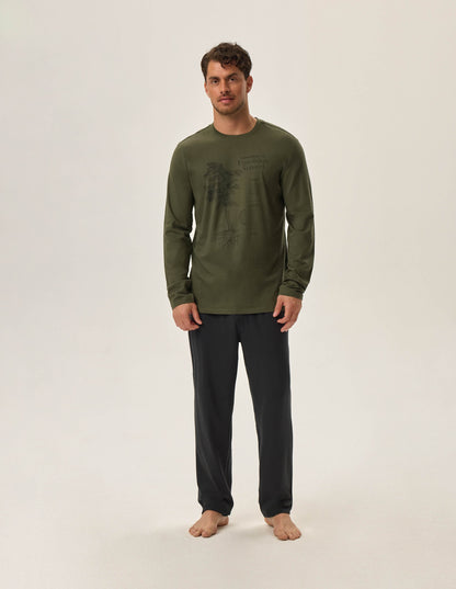 pigiama da uomo a maniche lunghe, realizzato in morbido cotone. Maglia a maniche lunghe verde scuro Scollo rotondo Pantaloni scuri con elastico in vita Composizione: 100% cotone