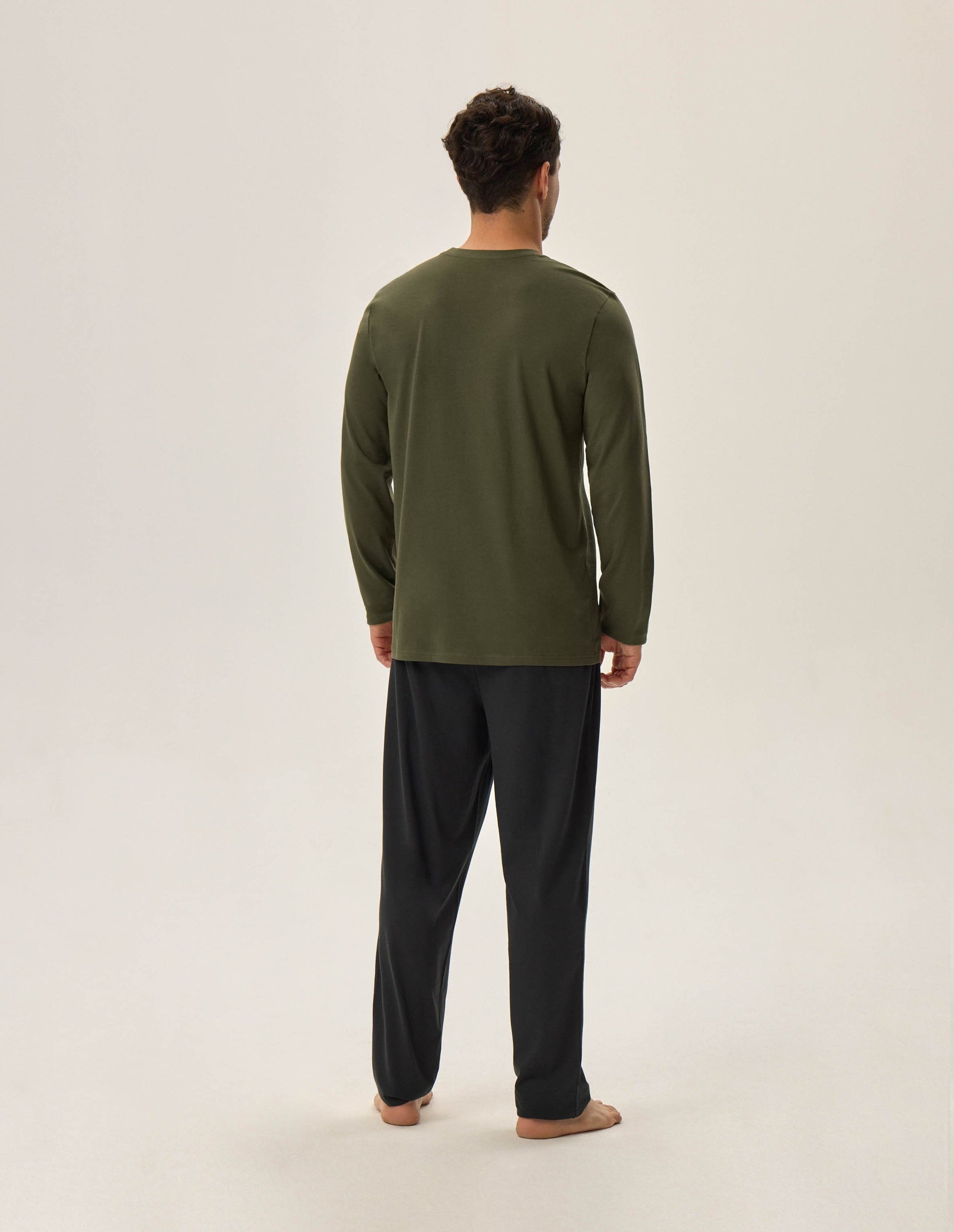 pigiama da uomo a maniche lunghe, realizzato in morbido cotone. Maglia a maniche lunghe verde scuro Scollo rotondo Pantaloni scuri con elastico in vita Composizione: 100% cotone