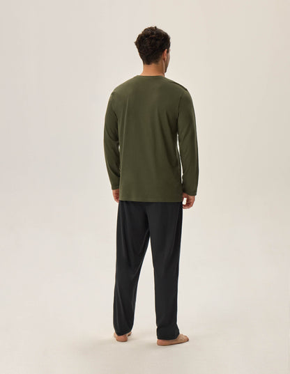 pigiama da uomo a maniche lunghe, realizzato in morbido cotone. Maglia a maniche lunghe verde scuro Scollo rotondo Pantaloni scuri con elastico in vita Composizione: 100% cotone