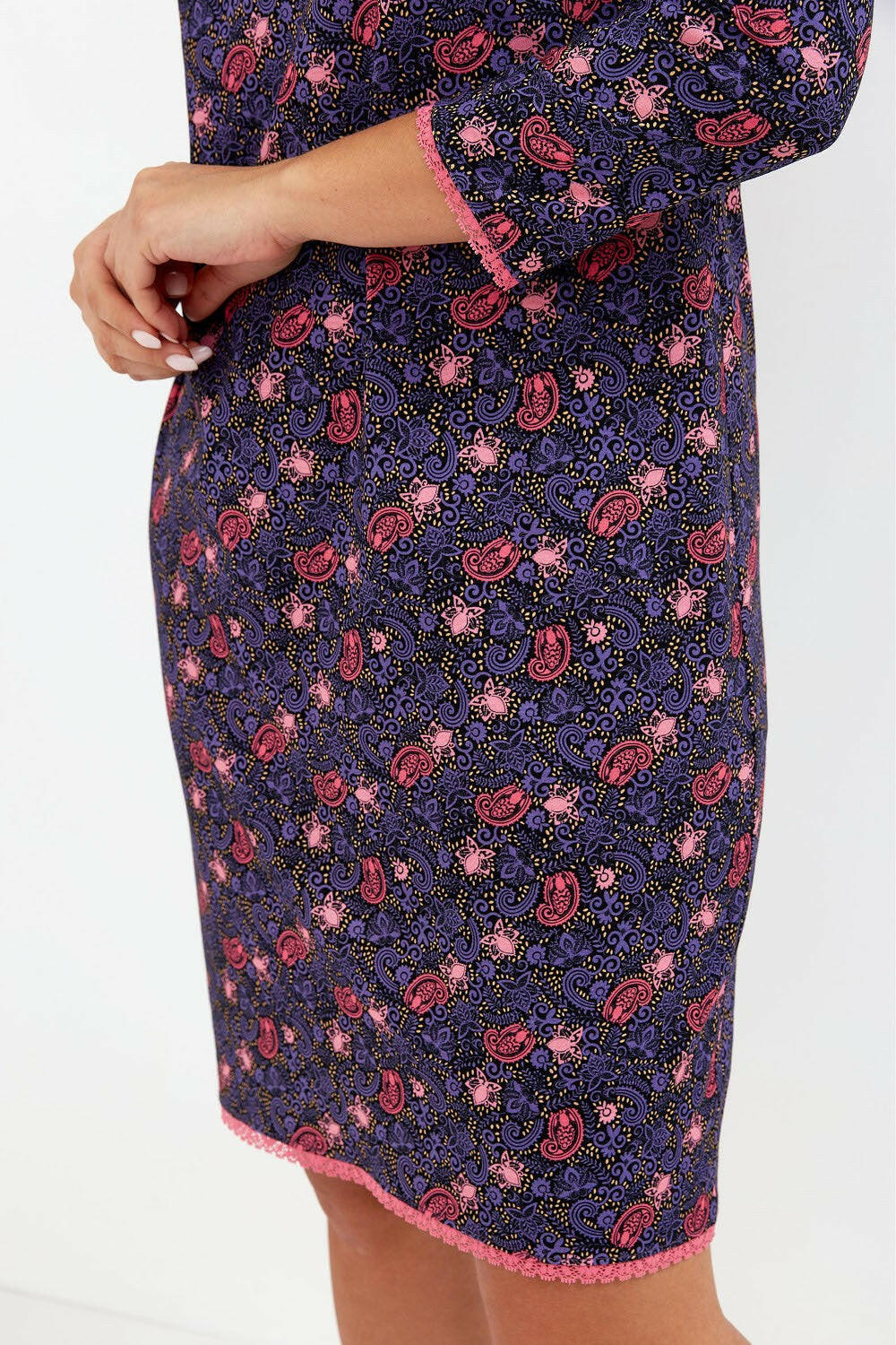 Camicia da notte da donna realizzata in cotone di alta qualità in fantasia floreale. Manica 7/8 rifinita con pizzo, scollo rotondo, lunghezza al ginocchio con fondo rifinito con morbido pizzo.