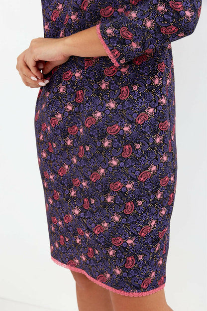 Camicia da notte da donna realizzata in cotone di alta qualità in fantasia floreale. Manica 7/8 rifinita con pizzo, scollo rotondo, lunghezza al ginocchio con fondo rifinito con morbido pizzo.