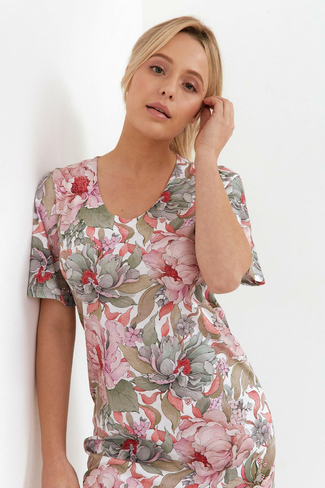 Camicia da donna in cotone dal taglio classico con stampa floreale.  Maglia scollo a V con manica corta ampia. L  Lunghezza al ginocchio